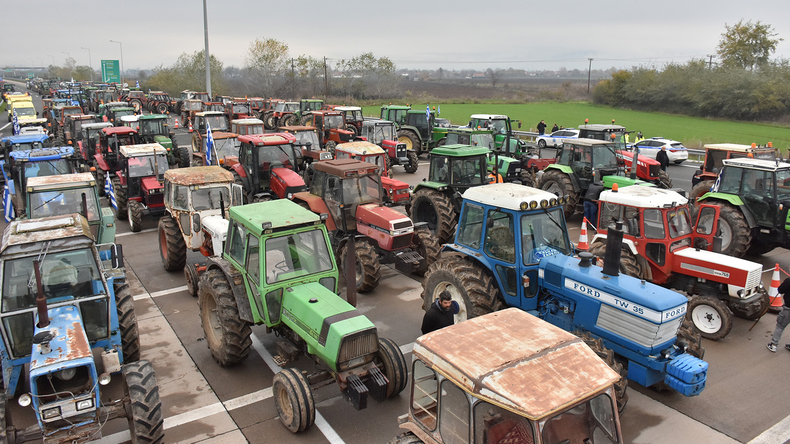 Στηρίζουμε το δίκαιο αγώνα των αγροτών - Όλοι Δευτέρα 8/12 στο Υπ. Αγροτικής Ανάπτυξης 